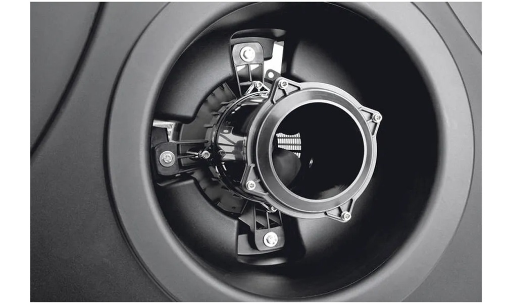 Detail bajonetového sytému čerpadla Oase AirFlo 4,0 kW s vysokým průtokem a precizní konstrukcí pro spolehlivý provoz fontánových systémů