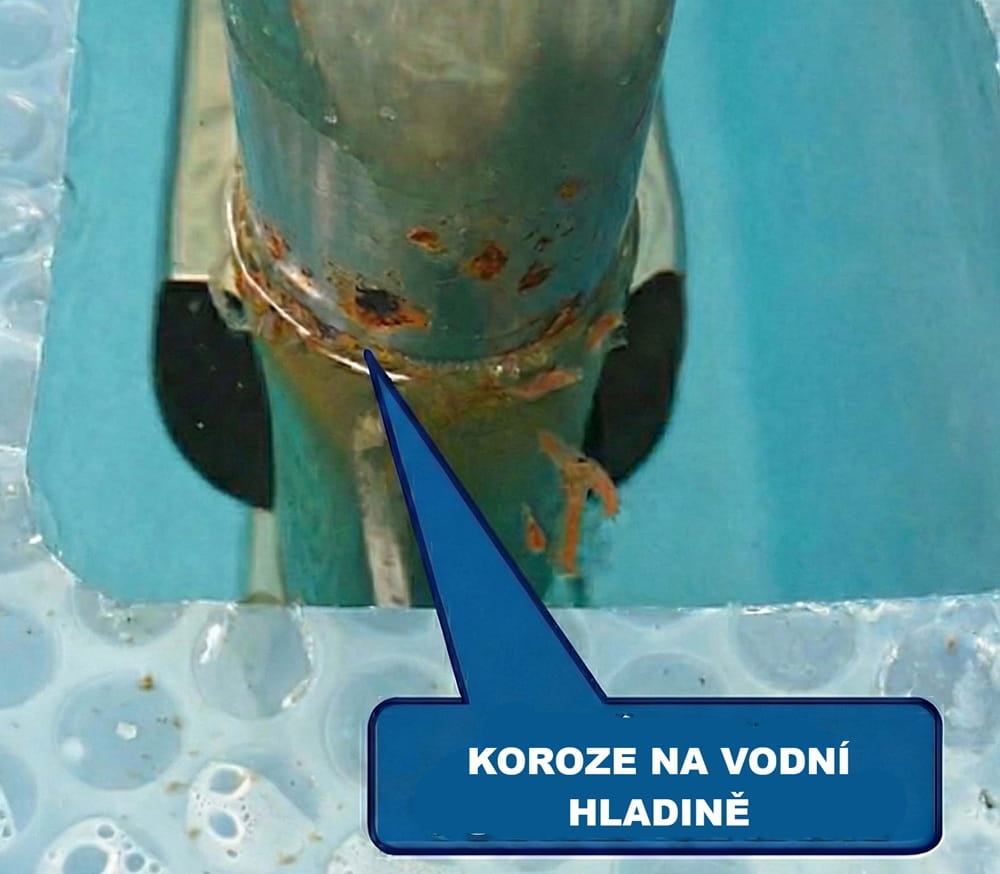 Koroze nerezového žebříku bazénu v oblasti vodní hladiny