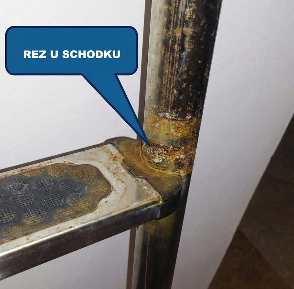 Rez u schodku nerezového žebříku bazénu