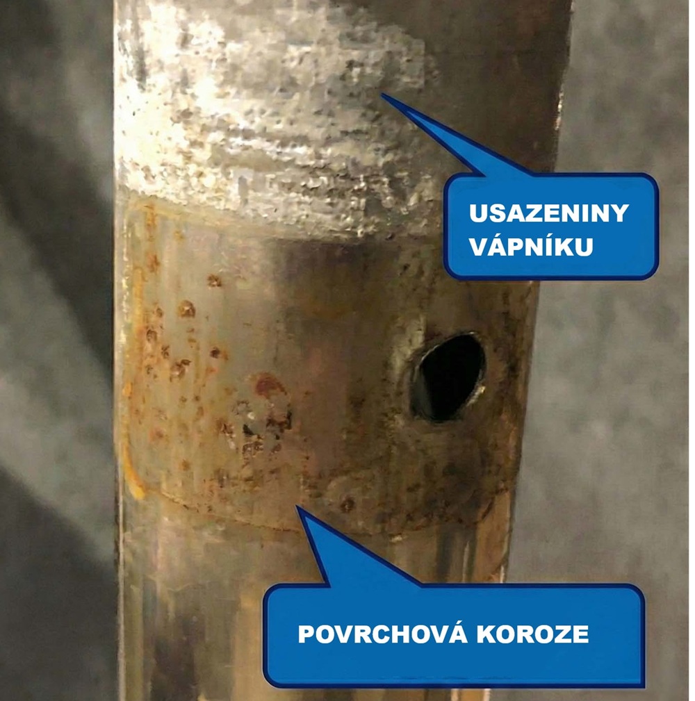 Usazeniny vápníku a povrchová koroze na nerezovém žebříku bazénu