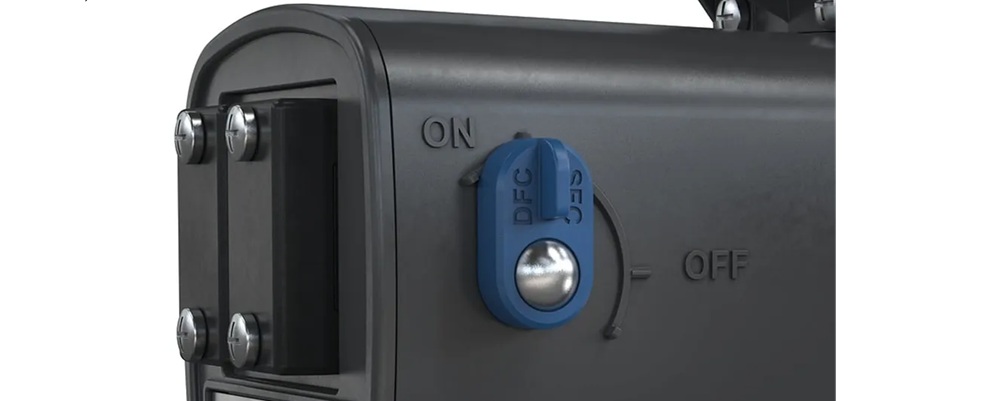 Detail ovládacího panelu plovoucí fontány Oase PondJet Eco Premium s přepínačem funkcí a energeticky úsporným provozem