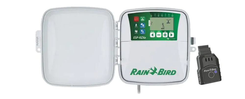 Ovládací jednotka automatického zavlažovacího systému Rain Bird ESP-RZXe s WiFi modulem pro chytré řízení závlahy.