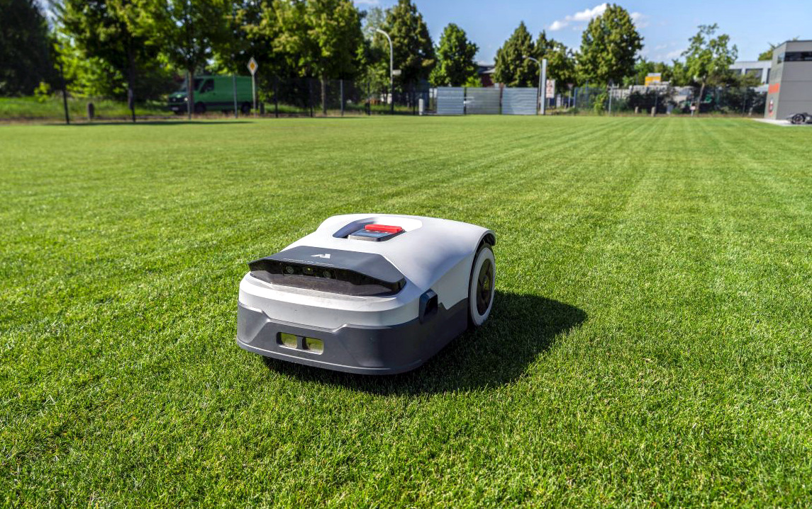 Robotická sekačka Anthbot sekající trávník na zahradě